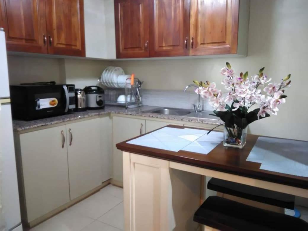 Affordable 2 Bedroom 2 Ba W/ Skycable, Netflix, & Amazon Prime Manila Bagian luar foto